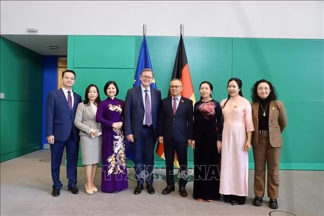 The delegation of the Vietnamese National Assembly’s Committee for National Defence, Security and External Relations poses for a group photo with Vice President of the German Bundestag Bodo Ramelow and Dr. Malte Kaufmann. (Photo: VNA)