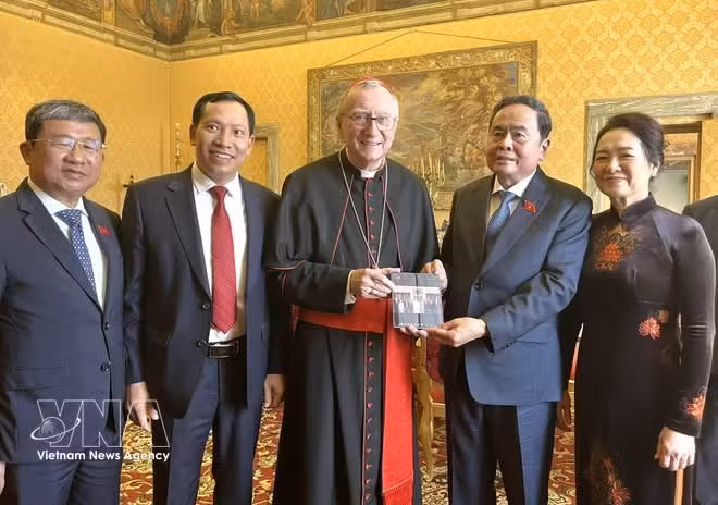 National Assembly Chairman Tran Thanh Man (second, right) and his spouse pose for a photo with Vatican Secretary of State Cardinal Pietro Parolin (Photo: VNA)