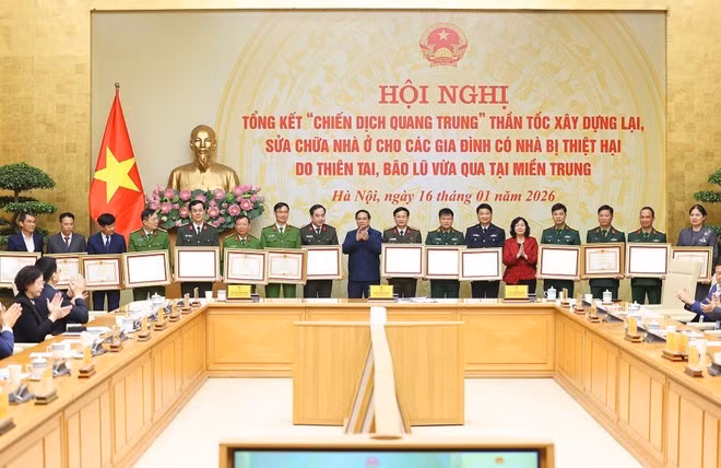 Prime Minister Pham Minh Chinh honours collectives and individuals with outstanding contributions to the Quang Trung Campaign (Photo: VNA)