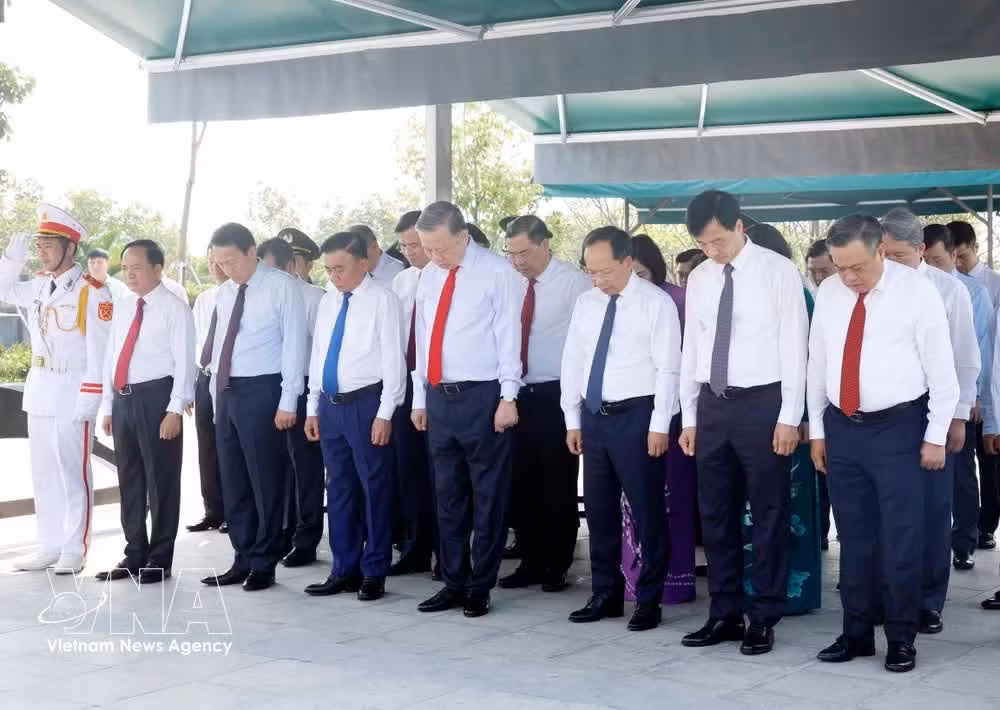 The delegation pays tribute to late Party General Secretary Ha Huy Tap at the memorial complex dedicated to him (Photo: VNA)