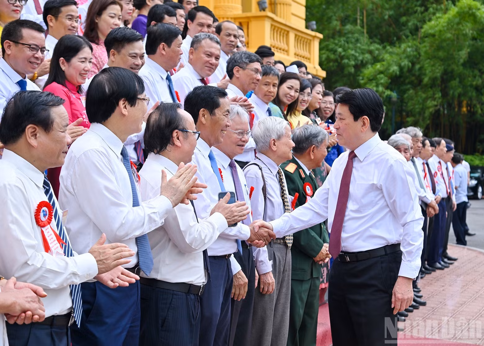 President Luong Cuong and delegates at the meeting.