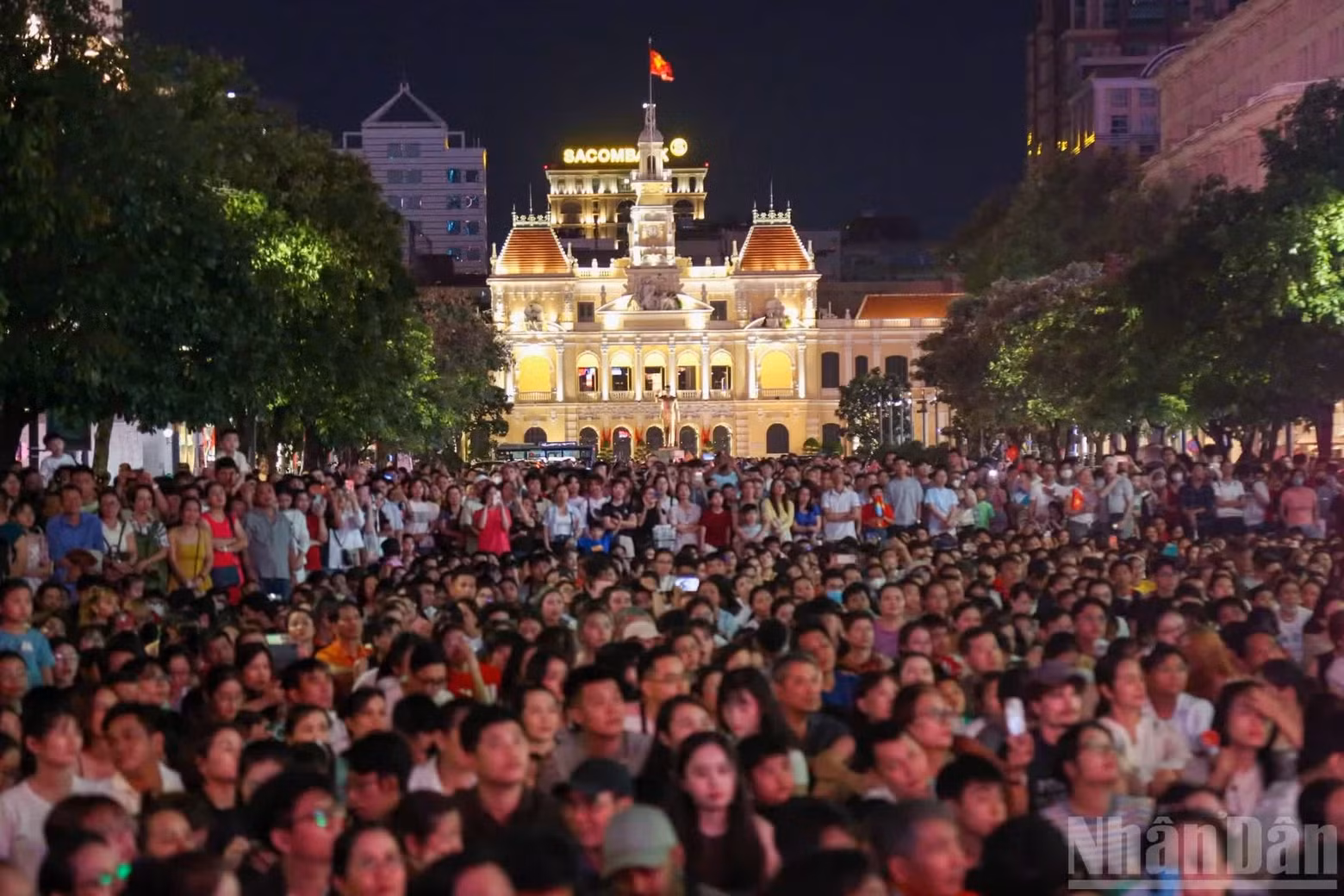 Large crowds gather at Nguyen Hue Pedestrian Street to enjoy a music programme entitled ‘National Reunification’.