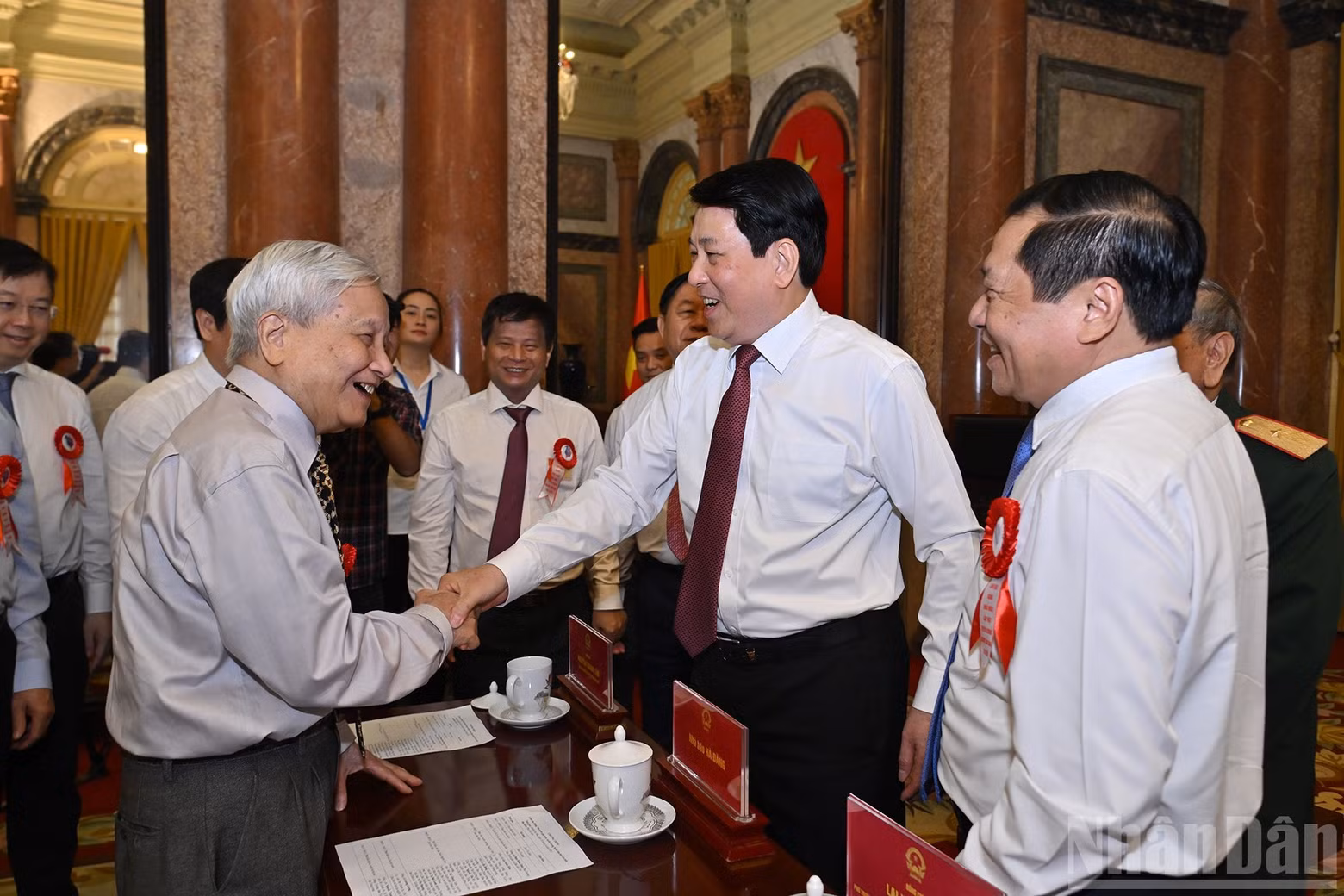President Luong Cuong and delegates at the meeting.