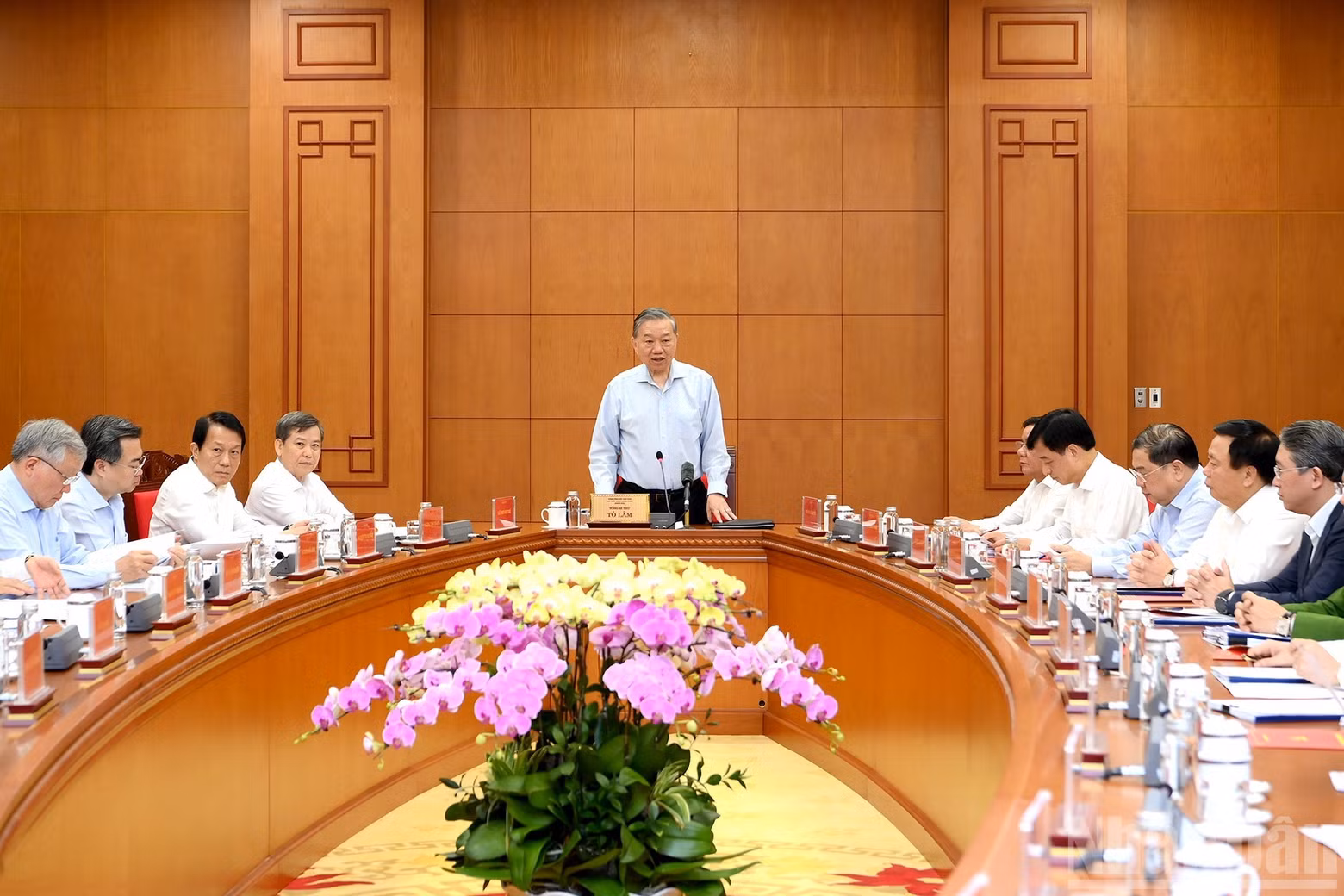 Party General Secretary To Lam speaks at the working session