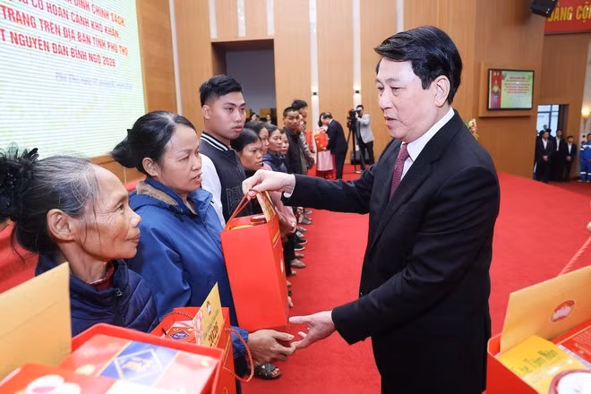 State President Luong Cuong presents Tet gifts to disadvantaged families in Phu Tho province on February 5, 2026. (Photo: VNA)
