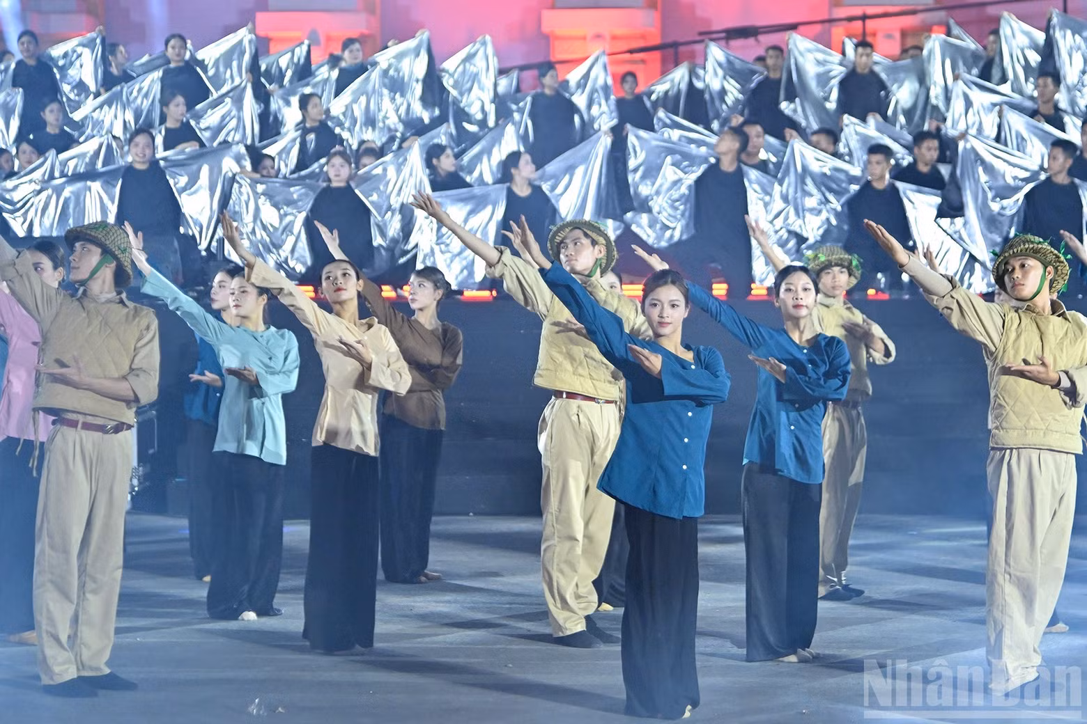 Performances at the event record typical moments in 80 years since the success of the August Revolution.