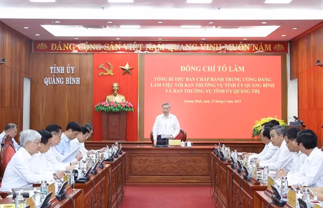 Party General Secretary To Lam chairs the working session with the Standing Boards of the Party Committees of Quang Binh and Quang Tri on June 25 (Photo: VNA)