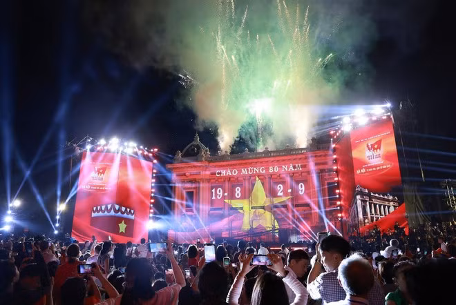 The special art programme is held right at the August Revolution Square. (Photo: VNA)