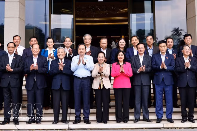 National Assembly Chairman Tran Thanh Man (fourth, left, first row) and President of the VFF Central Committee Bui Thi Minh Hoai (fourth, right, first row) in a group photo with delegates at the conference. (Photo: VNA)