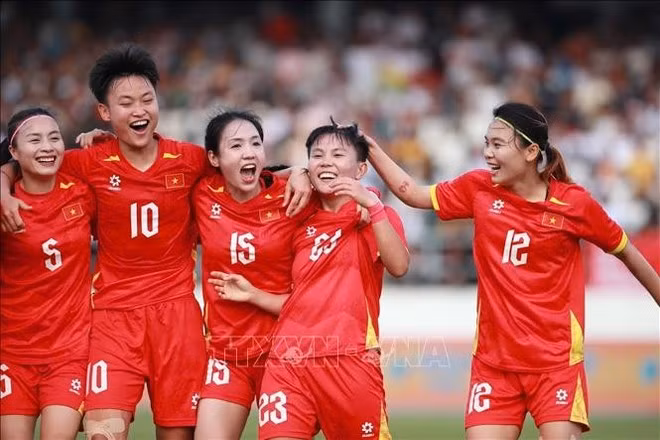 Vietnamese players celebrate Bich Thuy’s goal that extends the lead to 2–0. (Photo: VNA)