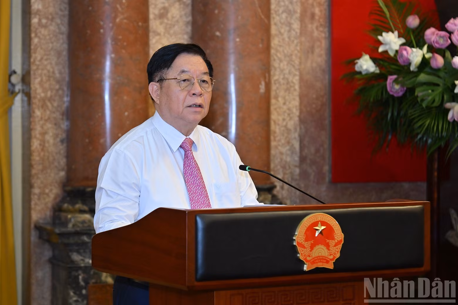 Head of the PCC Commission for Communication, Education and Mass Mobilisation Nguyen Trong Nghia addresses at the meeting.