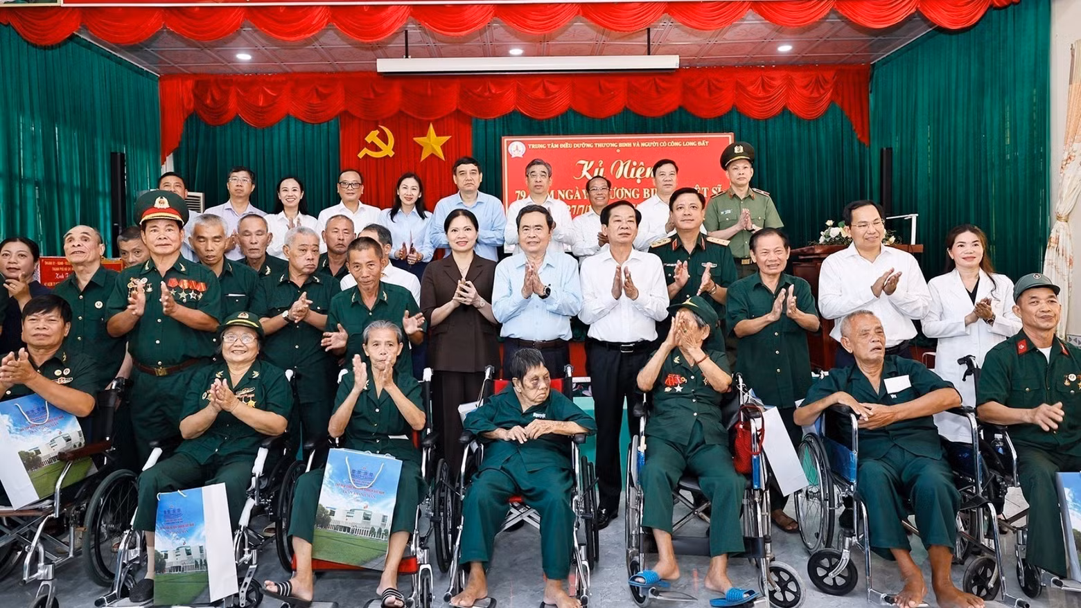 National Assembly Chairman Tran Thanh Man and officials pose for a photo with war veterans at the Long Dat nursing centre for war invalids and revolution contributors on July 19, 2026. (Photo: VNA)