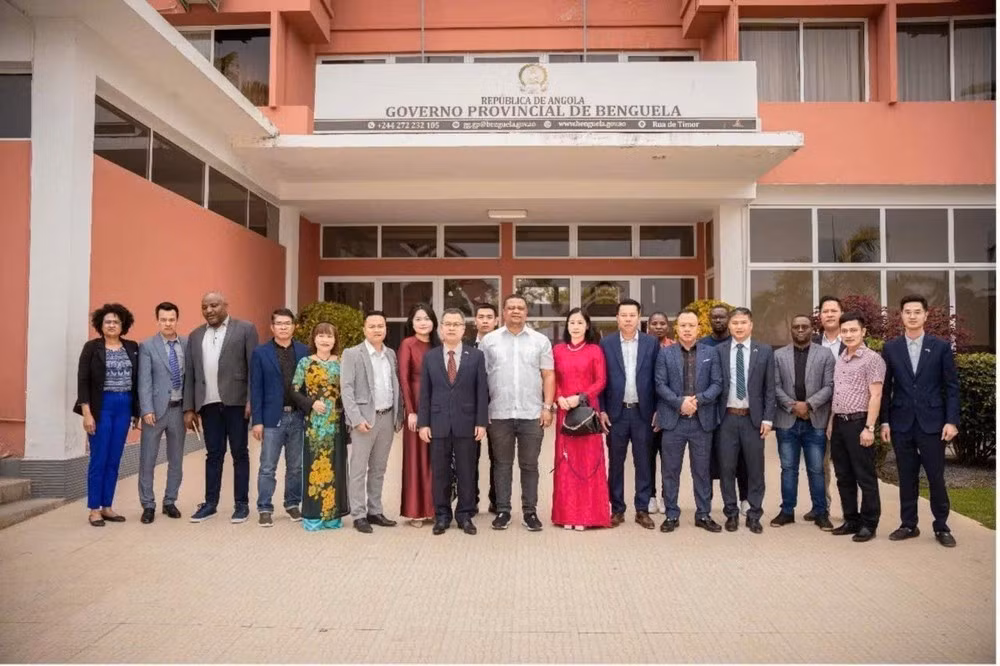 The Vietnamese Embassy delegation in Angola, led by Ambassador Duong Chinh Chuc, during a working visit to Benguela Province in 2024. (Photo: Courtesy of the Embassy of Viet Nam in Angola)