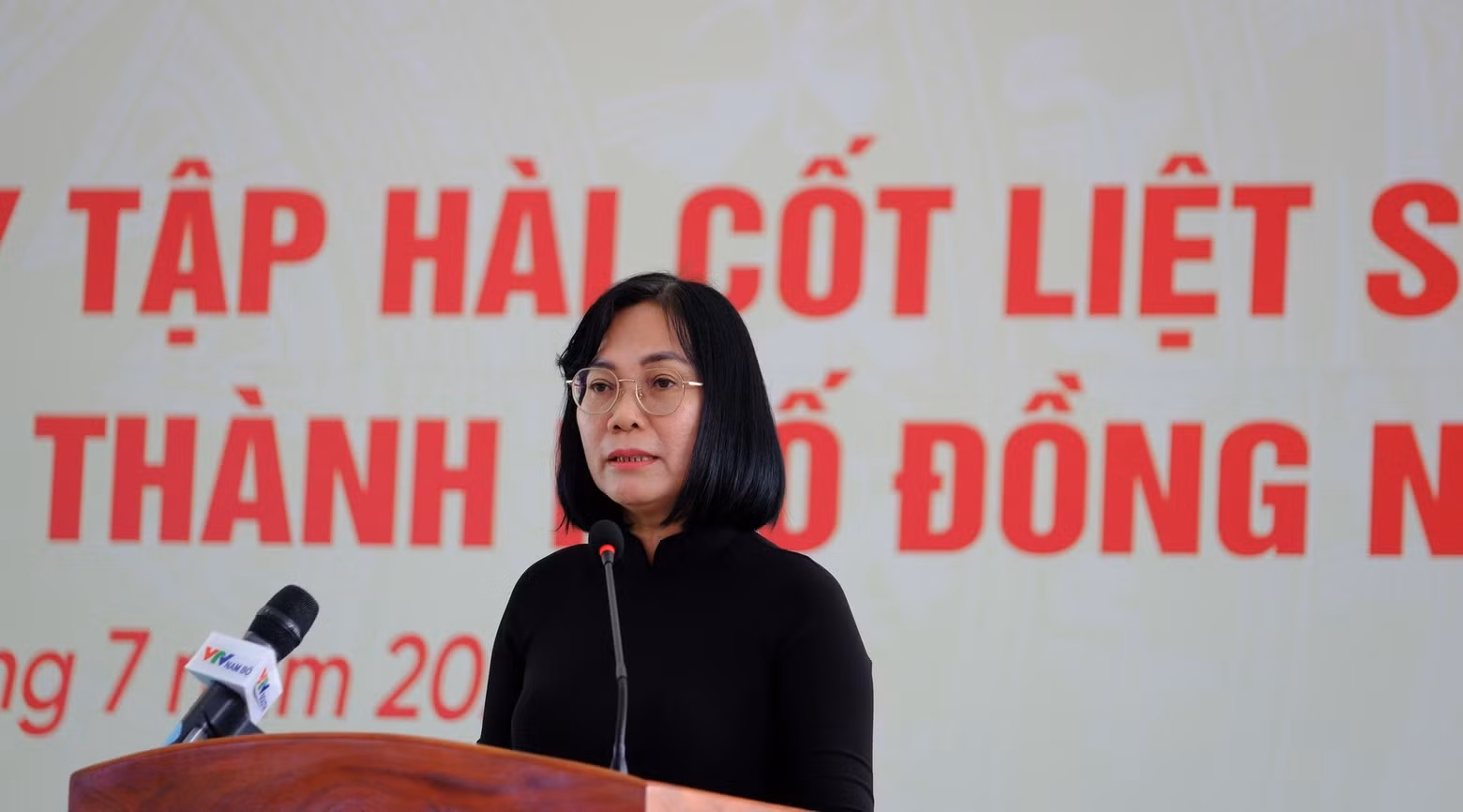 Vice Chairwoman of the Dong Nai City People’s Committee Nguyen Thi Hoang reports on the search and repatriation of martyrs’ remains in the city.