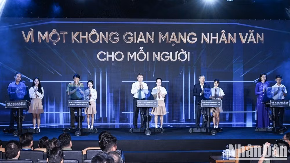 Prime Minister Le Minh Hung and delegates launch the 2026 Viet Nam Cybersecurity Day (Photo: Tran Hai)