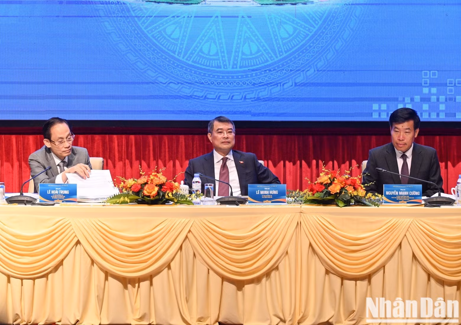 The chairpersons moderate the working session.