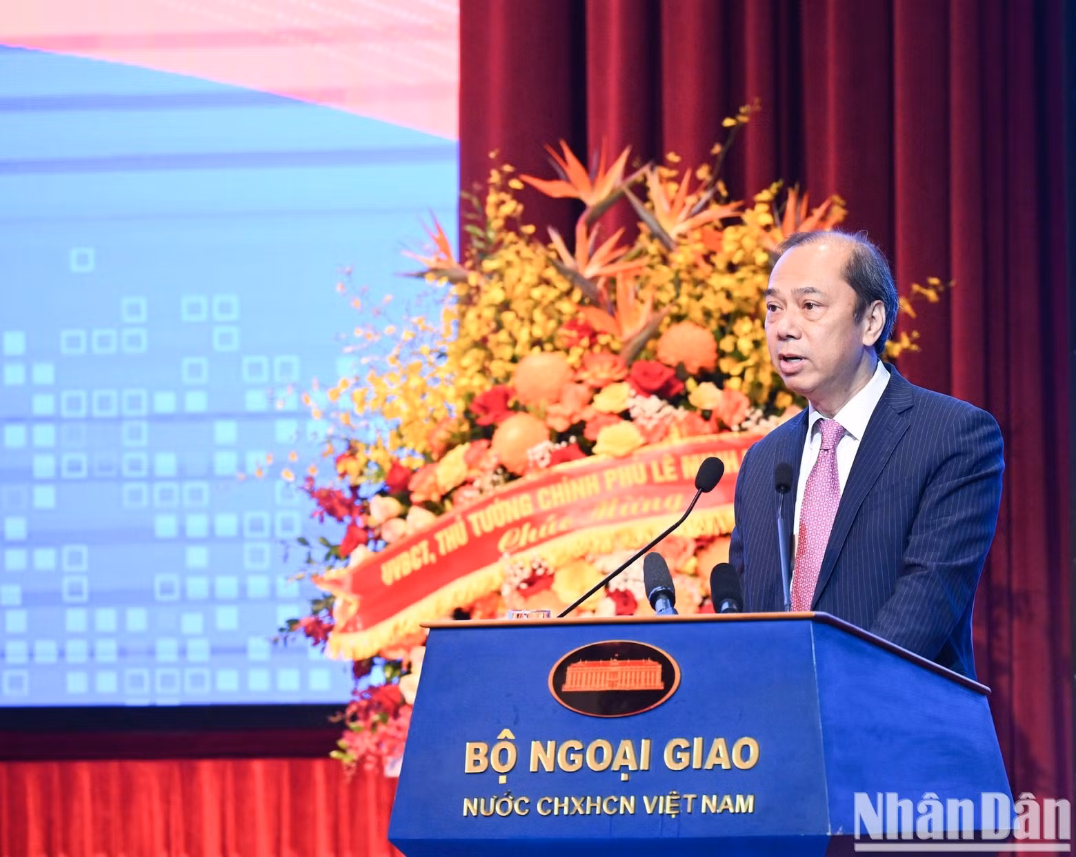 Vietnamese Ambassador to the US Nguyen Quoc Dung delivers a presentation.