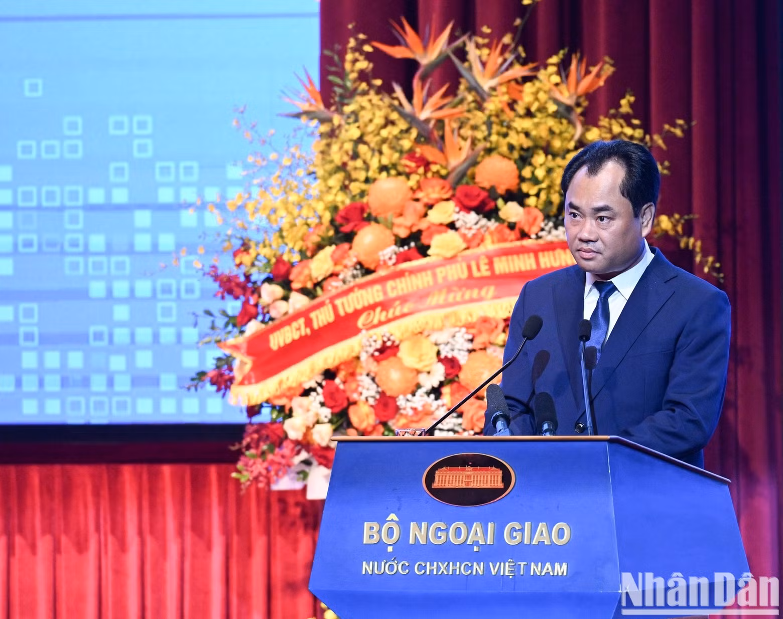 Party Central Committee member and Minister of Agriculture and Environment Trinh Viet Hung delivers a presentation.