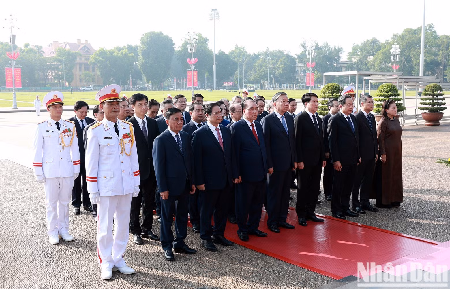 Incumbent and former leaders of the Party and the State pay tribute to President Ho Chi Minh. (Photo: NDO)