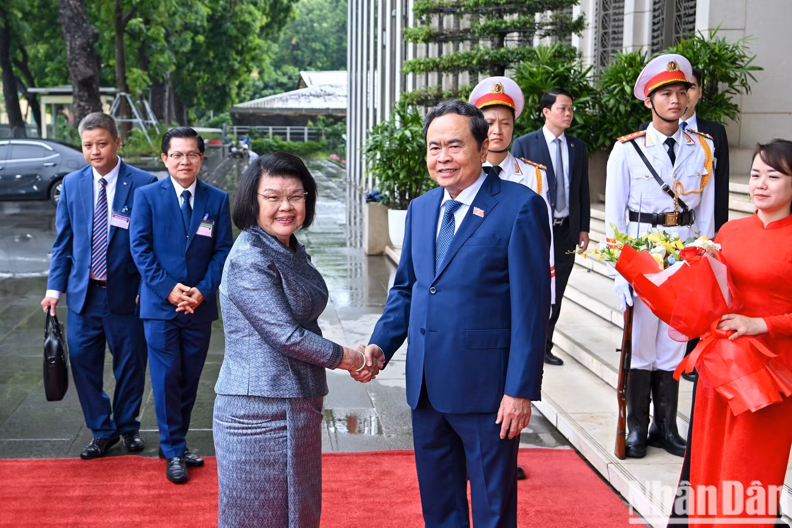 National Assembly Chairman Tran Thanh Man welcomes Cambodian National Assembly President Samdech Khuon Sudary.