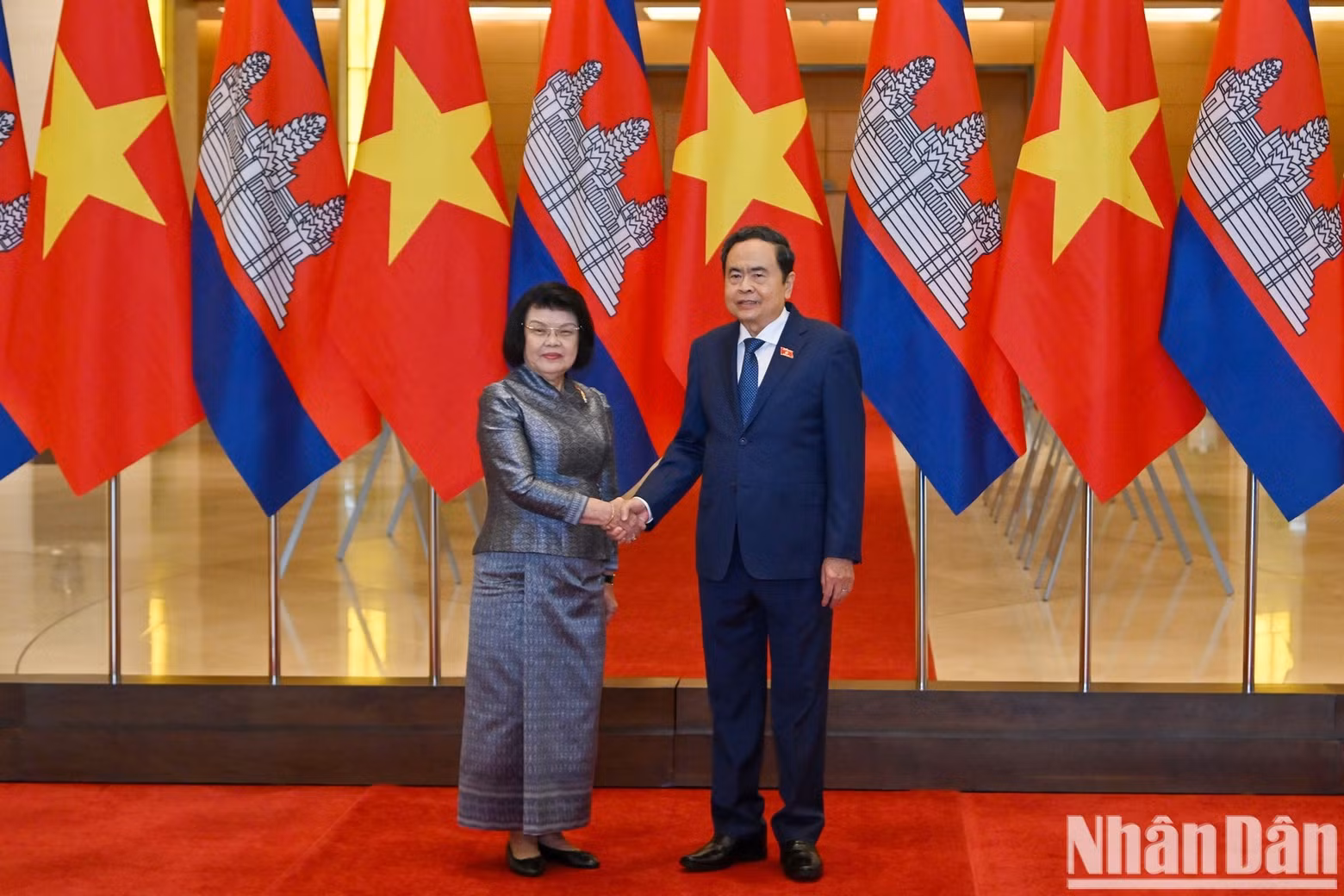 National Assembly Chairman Tran Thanh Man and Cambodian National Assembly President Samdech Khuon Sudary at the welcome ceremony.