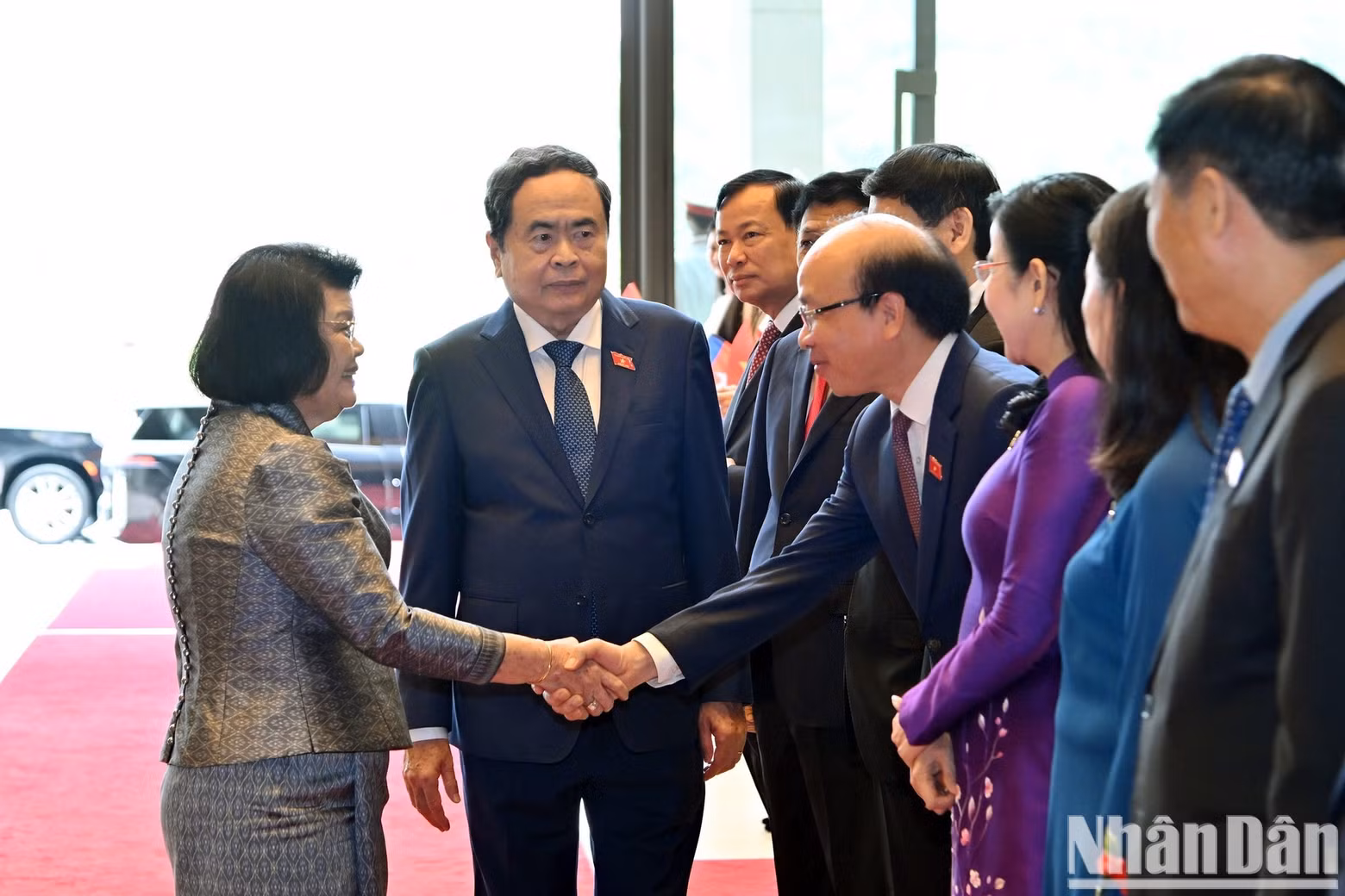 Cambodian National Assembly President Samdech Khuon Sudary and leaders of the Viet Nam National Assembly at the welcome ceremony.