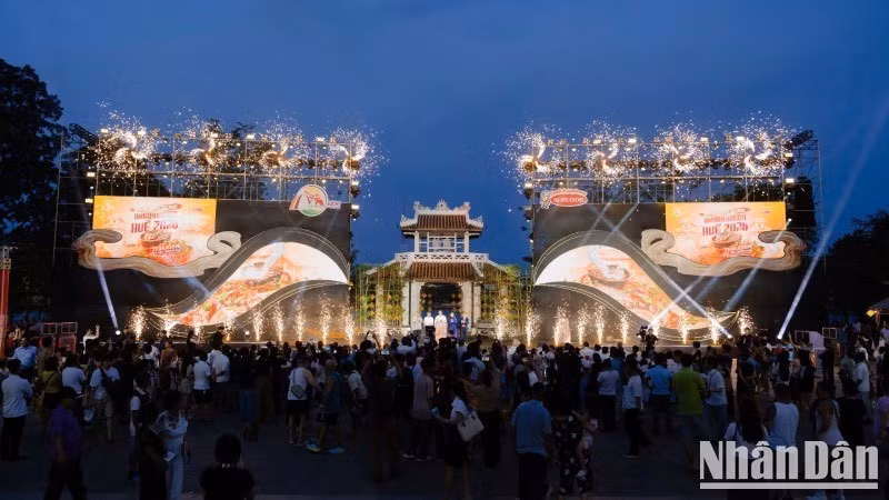 Large numbers of residents and visitors attended the opening ceremony.
