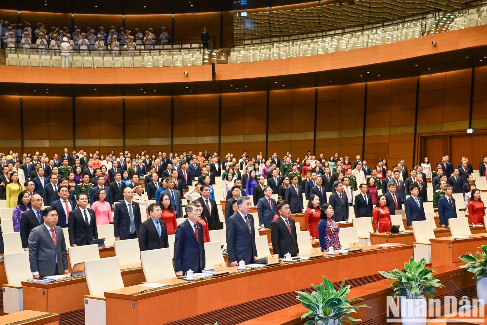 General Secretary and State President To Lam, Prime Minister Le Minh Hung, Permanent member of the Communist Party of Viet Nam Central Committee's Secretariat Tran Cam Tu, President of the Viet Nam Fatherland Front Central Committee Bui Thi Minh Hoai, and delegates participate in the flag-raising ceremony at the opening session.