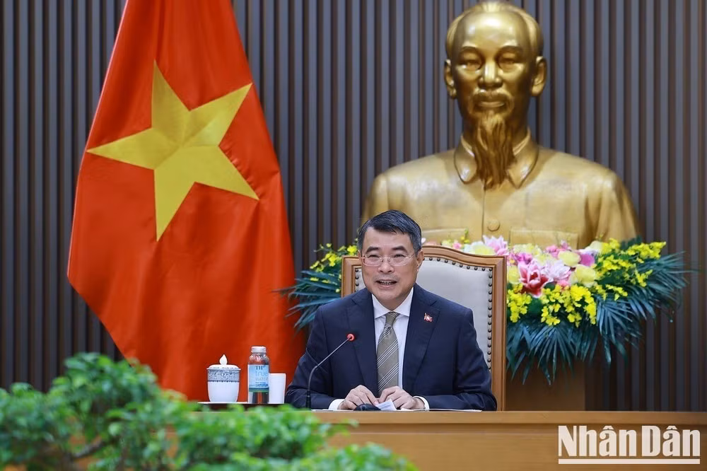 Prime Minister Le Minh Hung at the phone talks with his Canadian counterpart Mark Carney on July 21 (Photo: NDO)