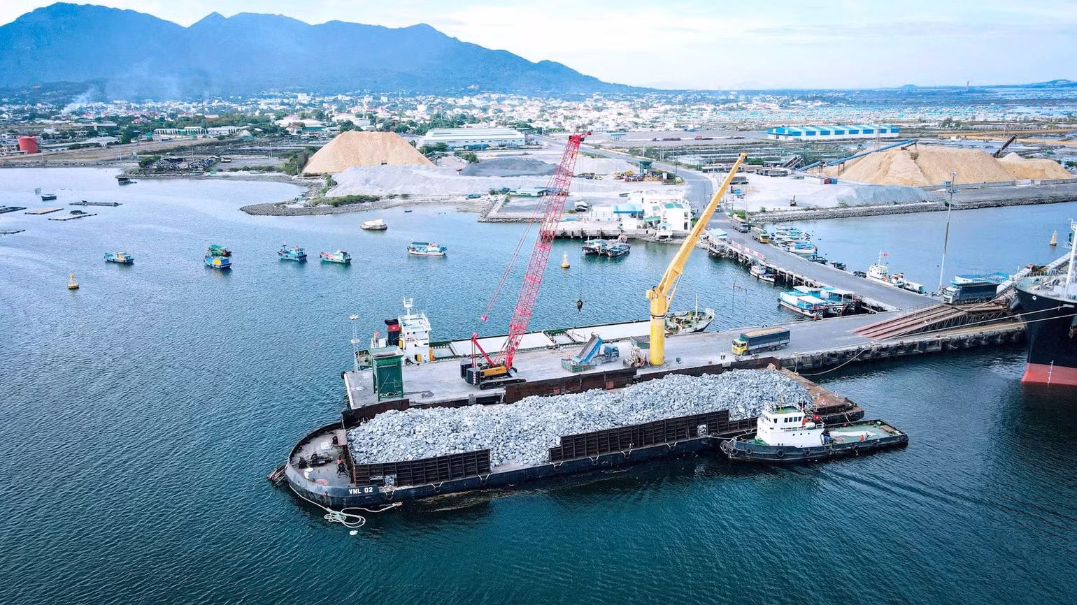 The two berths at Ba Ngoi Port in Cam Ranh currently share a narrow access bridge.
