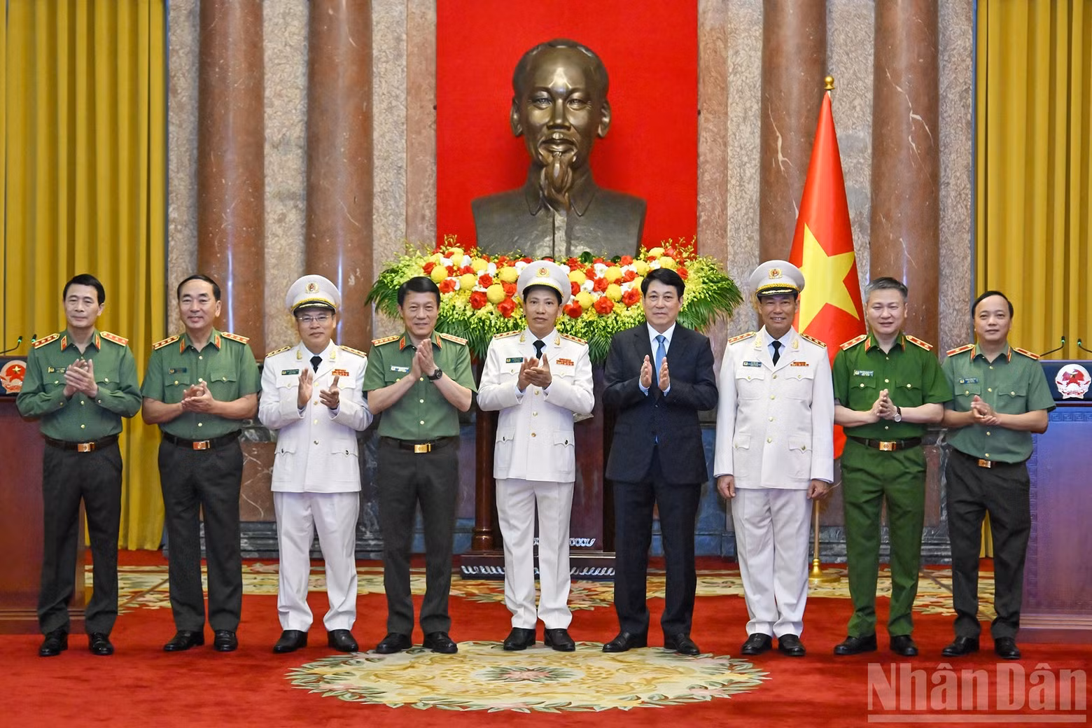 President Luong Cuong, along with Ministry of Public Security leaders, congratulates Le Tan Toi, Le Van Tuyen, and Nguyen Van Long.