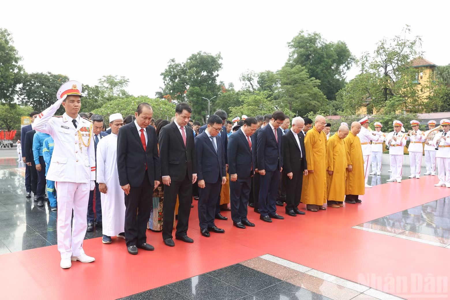 The delegation of the Viet Nam Fatherland Front Central Committee respectfully commemorates heroic martyrs.