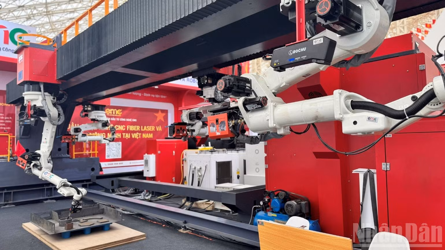 An increasing number of modern machines and equipment are being used to boost labour productivity. (Photo: HNV)