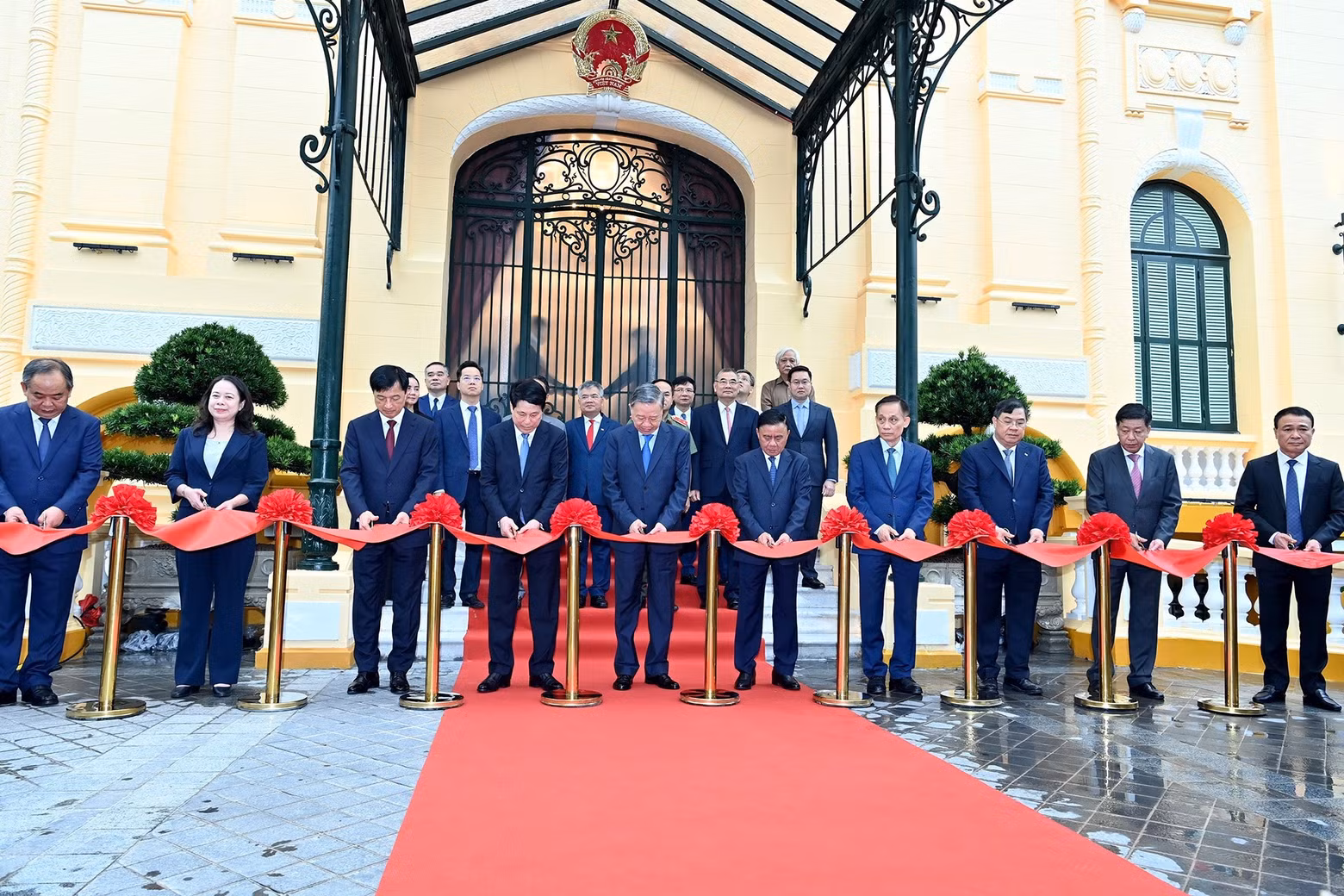 General Secretary To Lam, President Luong Cuong and delegates carry out the formal handover of the Presidential Office Headquarters.