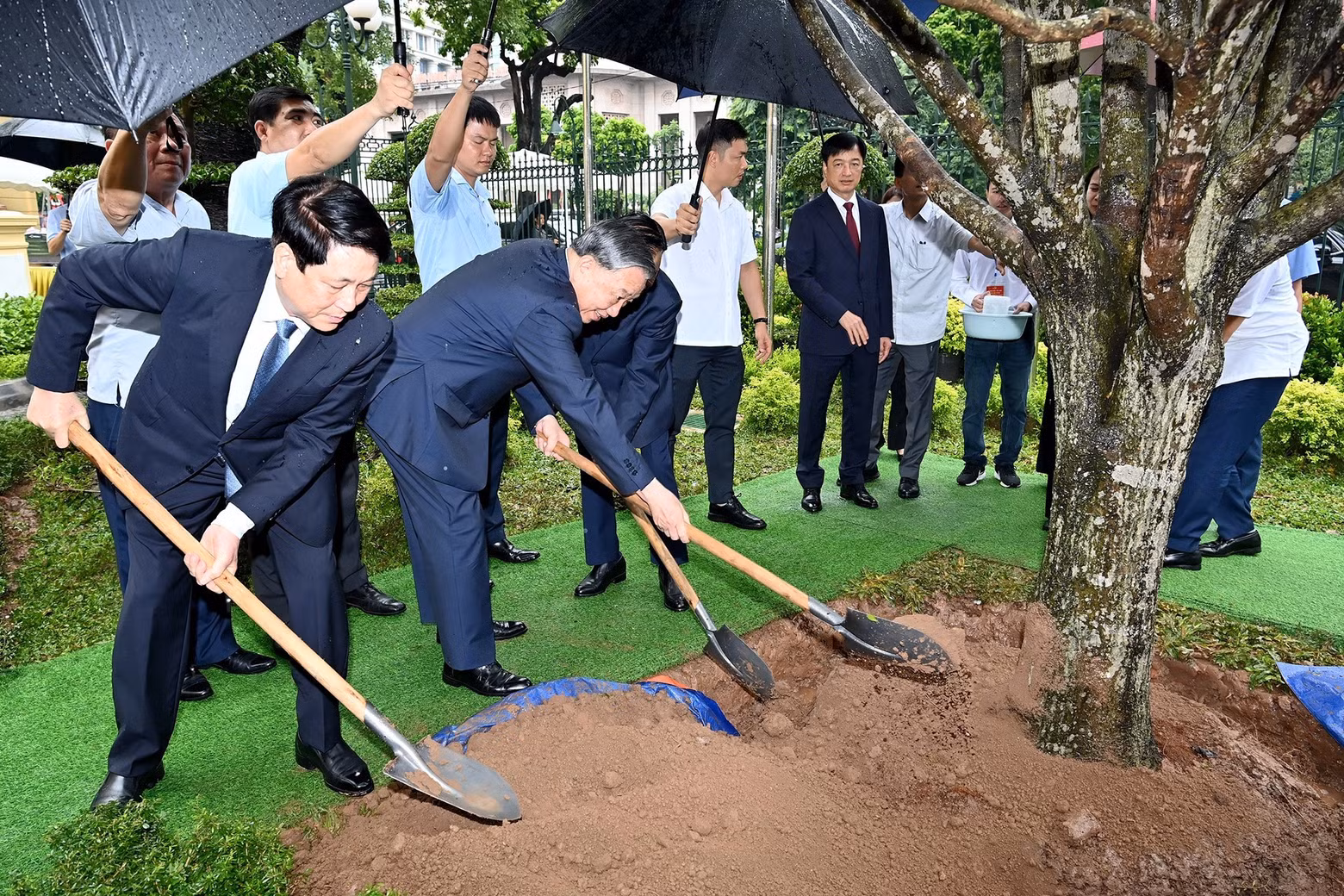 General Secretary To Lam and President Luong Cuong plant a commemorative tree at the new Presidential Office Headquarters.