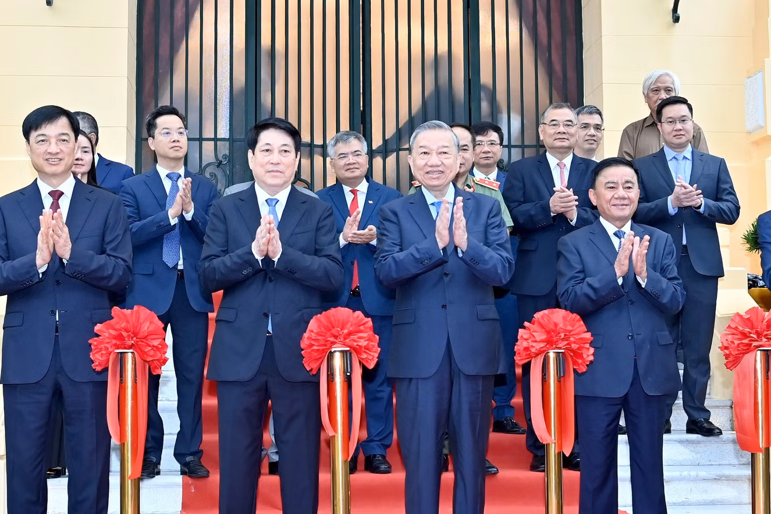 General Secretary To Lam, President Luong Cuong and senior leaders conduct the handover ceremony of the Presidential Office Headquarters.
