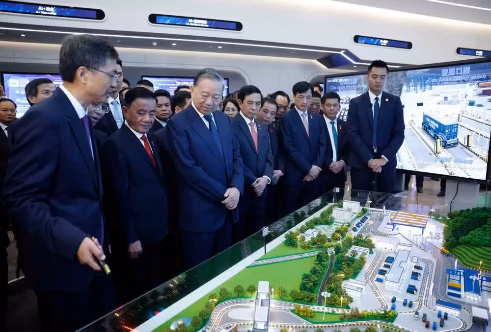 General Secretary of the Communist Party of Viet Nam (CPV) Central Committee and State President To Lam (third, left) and delegates at the China-ASEAN AI Application Cooperation Centre on April 17 (Photo: VNA)