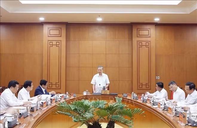 Party General Secretary To Lam chairs the working session with standing members of subcommittees for the 14th Party Congress on September 25, 2025 (Photo: VNA)