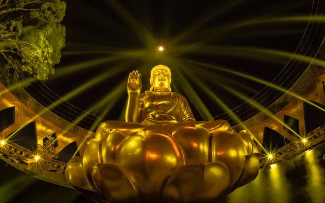 Inspired by the Buddha’s radiant aura spreading in all directions, the Udumbara Waterfall shines in golden light, creating a brilliant focal point on the sacred summit (Photo: Sun Group)