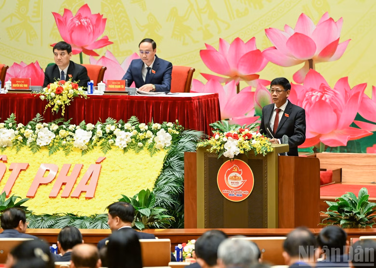 Chairman of the Ethnic Council Lam Van Man presents his remarks at the Congress.
