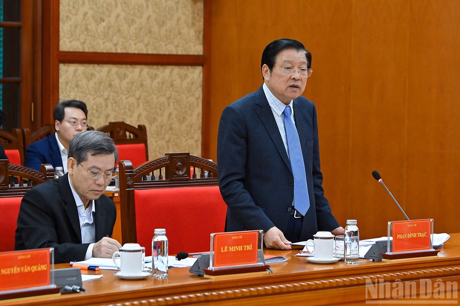 Head of the PCC’s Internal Affairs Commission Phan Dinh Trac addresses the meeting.