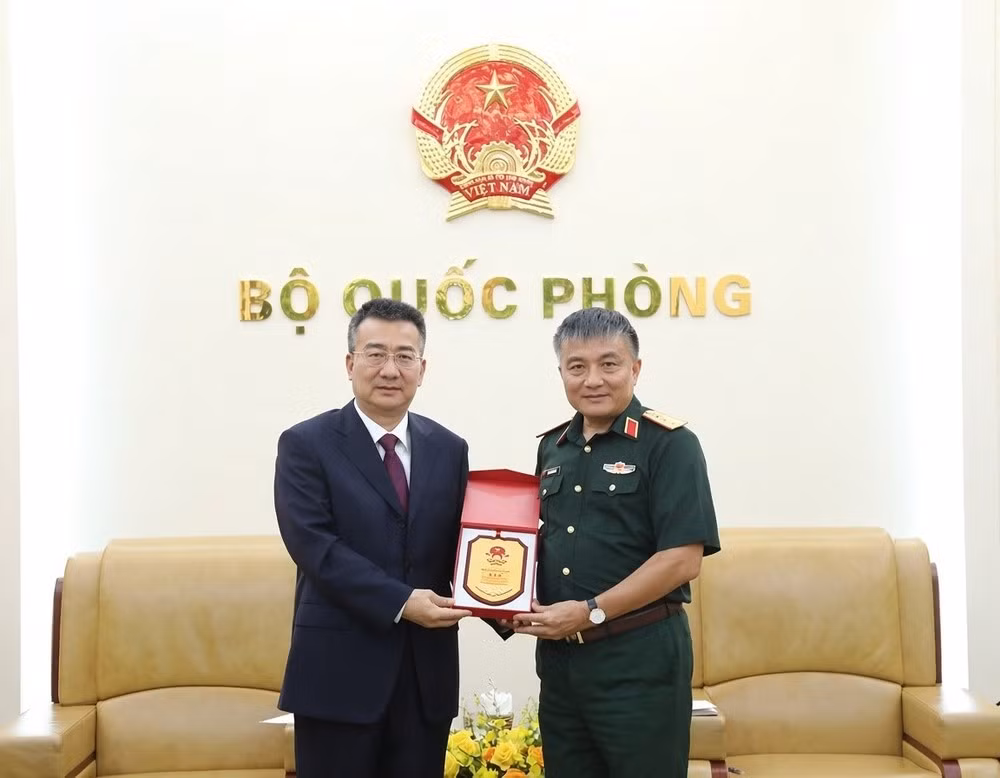 Sen. Lieut. Gen. Nguyen Van Hien (R) and Chinese Assistant Minister of Public Security Lyu Wuqin. (Photo: qnnd.vn)