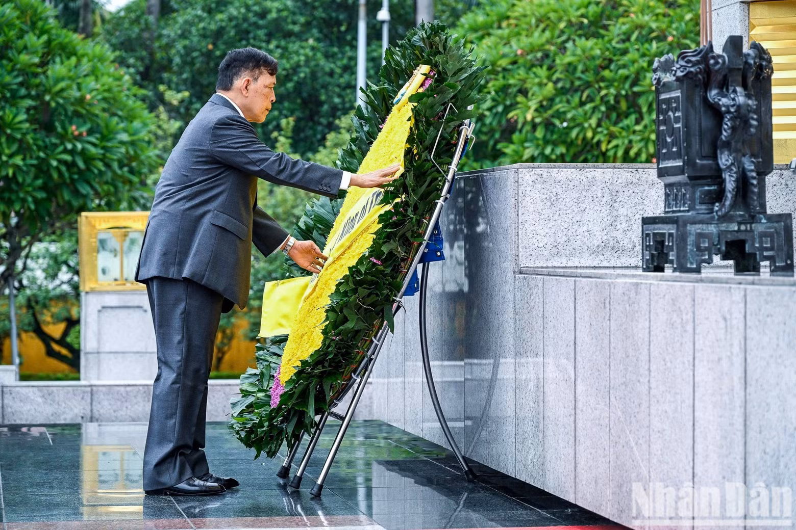 King of Thailand Maha Vajiralongkorn Phra Vajiraklaochaoyuhua lays a wreath in tribute to the fallen heroes.