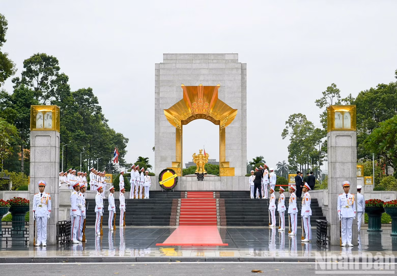 Monument to Fallen Heroes on Bac Son Street in Ha Noi.