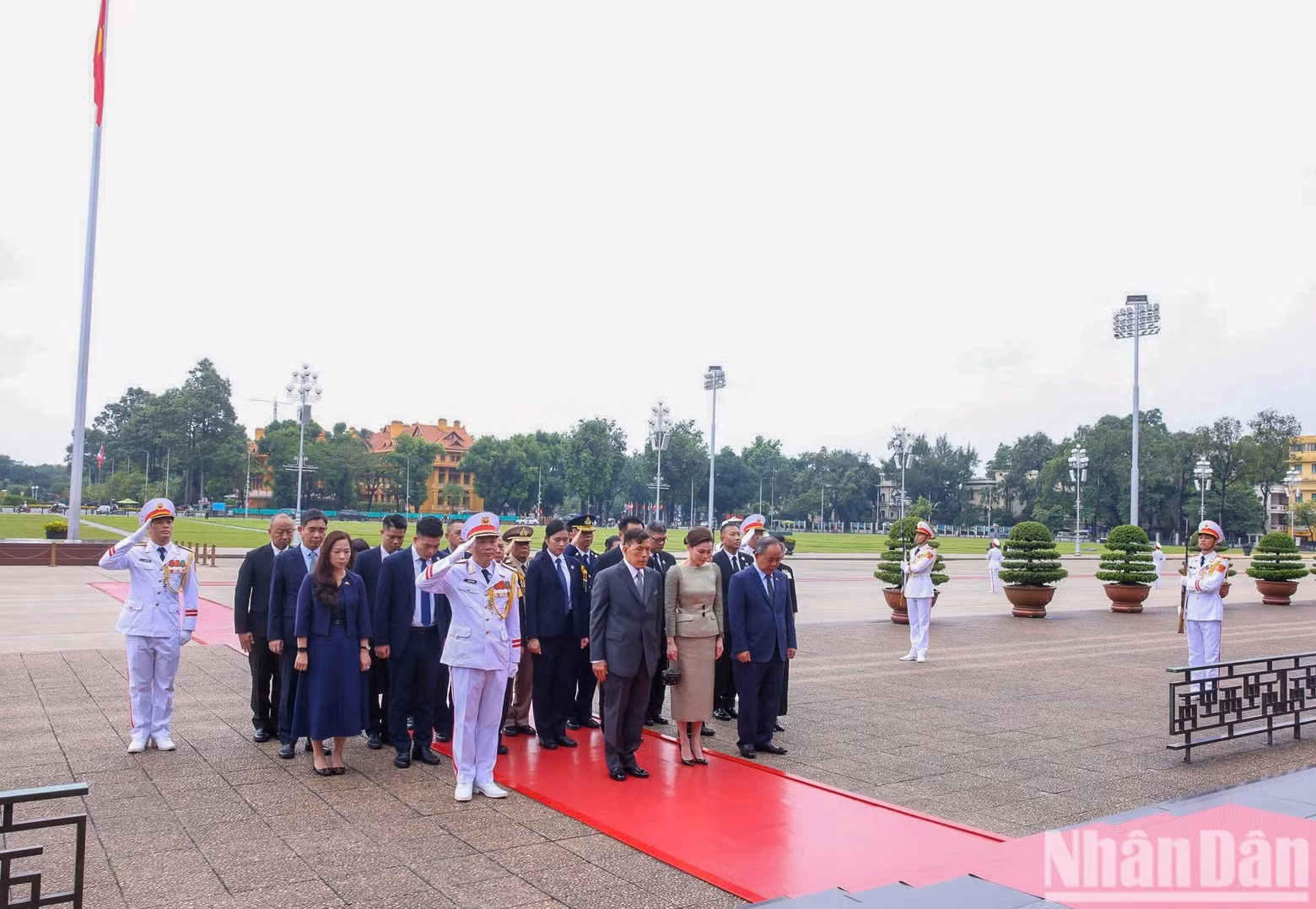 King of Thailand Maha Vajiralongkorn Phra Vajiraklaochaoyuhua and Queen Suthida Bajrasudhabimalalakshana pay tribute to President Ho Chi Minh.