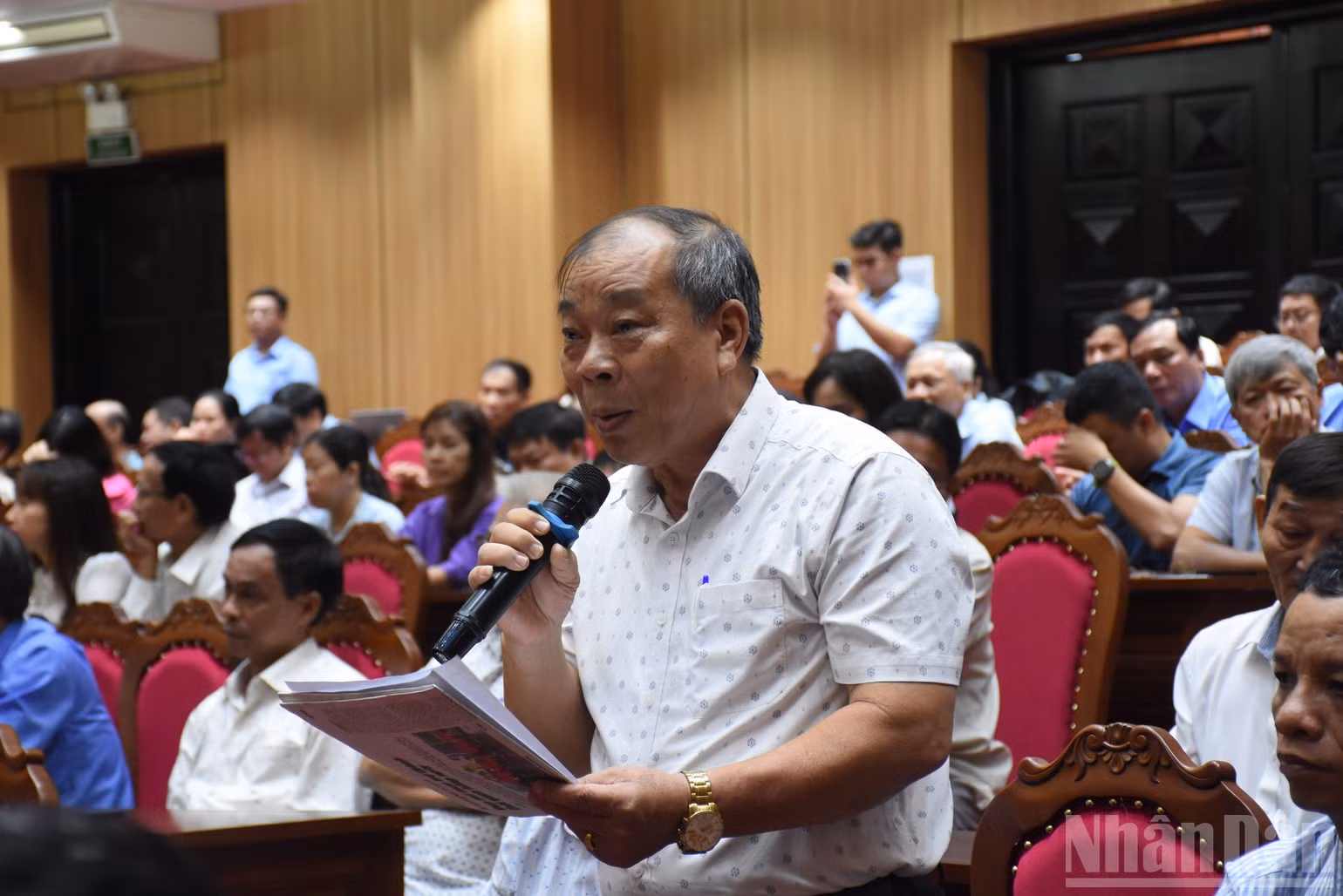 A voter speaks at the meeting.