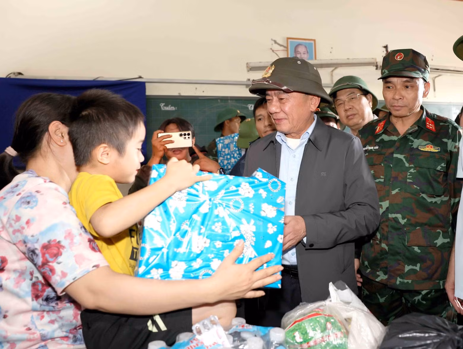 vna-potal-thuong-truc-ban-bi-thu-tham-nguoi-dan-vung-lu-xa-dien-dien-tinh-khanh-hoa-8425673-2213x1668.jpg