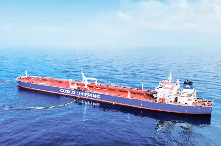 A crude oil tanker is anchored near Me Island, supplying crude oil to Nghi Son Refinery and Petrochemical Plant. (Photo: NDO)