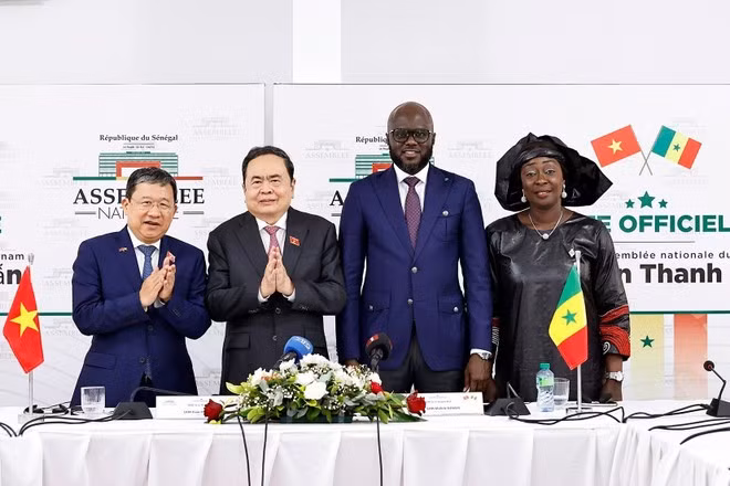At the announcement ceremony of the Viet Nam–Senegal Parliamentary Friendship Group. NA Chairman Tran Thanh Man (second from the left). (Photo: VNA)