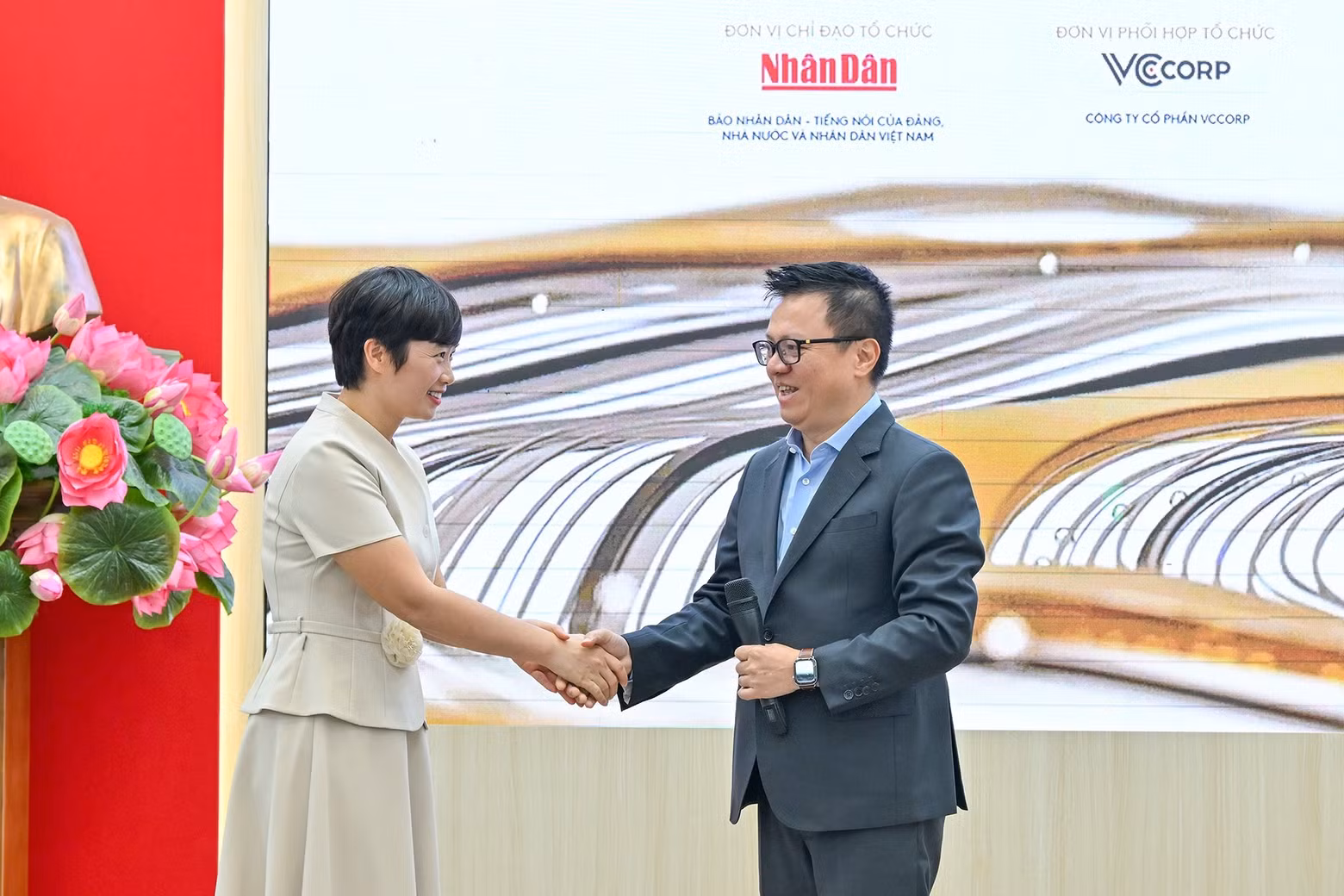 Editor-in-Chief of Nhan Dan Newspaper Le Quoc Minh joins in supporting communication efforts for the “Mat sang cong dong” (Bright eyes for the community) project of DND International Eye Hospital.